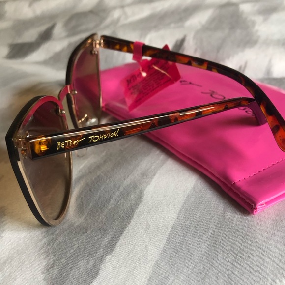 Betsey Johnson cat eye sunglasses - Picture 3 of 4
